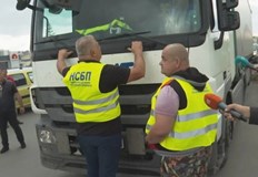 Напрежение на протеста на превозвачите в БургасКамион на куриерска фирма