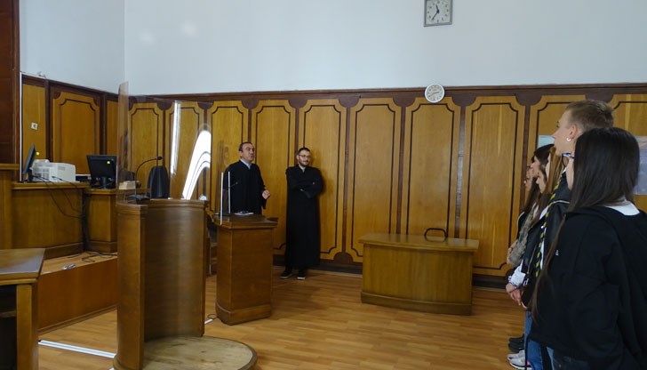 Ученици от ІХ, Х и ХІ клас на СУЕЕ „Св. Константин-Кирил Философ“ - Русе посетиха Съдебната палата