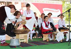 Традиционни български обичаи оживяват в НовградЖители и гости на Новград