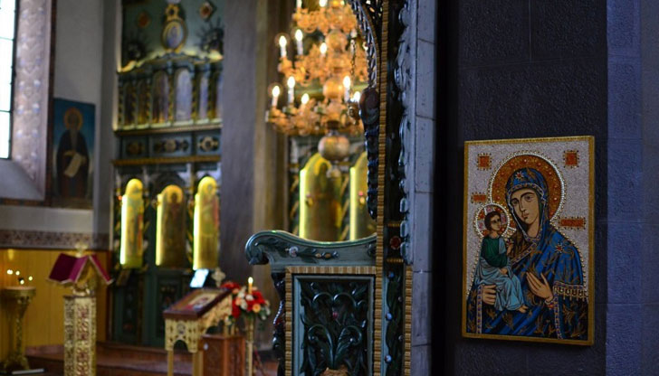 На 21 юни църквата почита Св. Мъченик Юлиан ТарсийскиМайка му