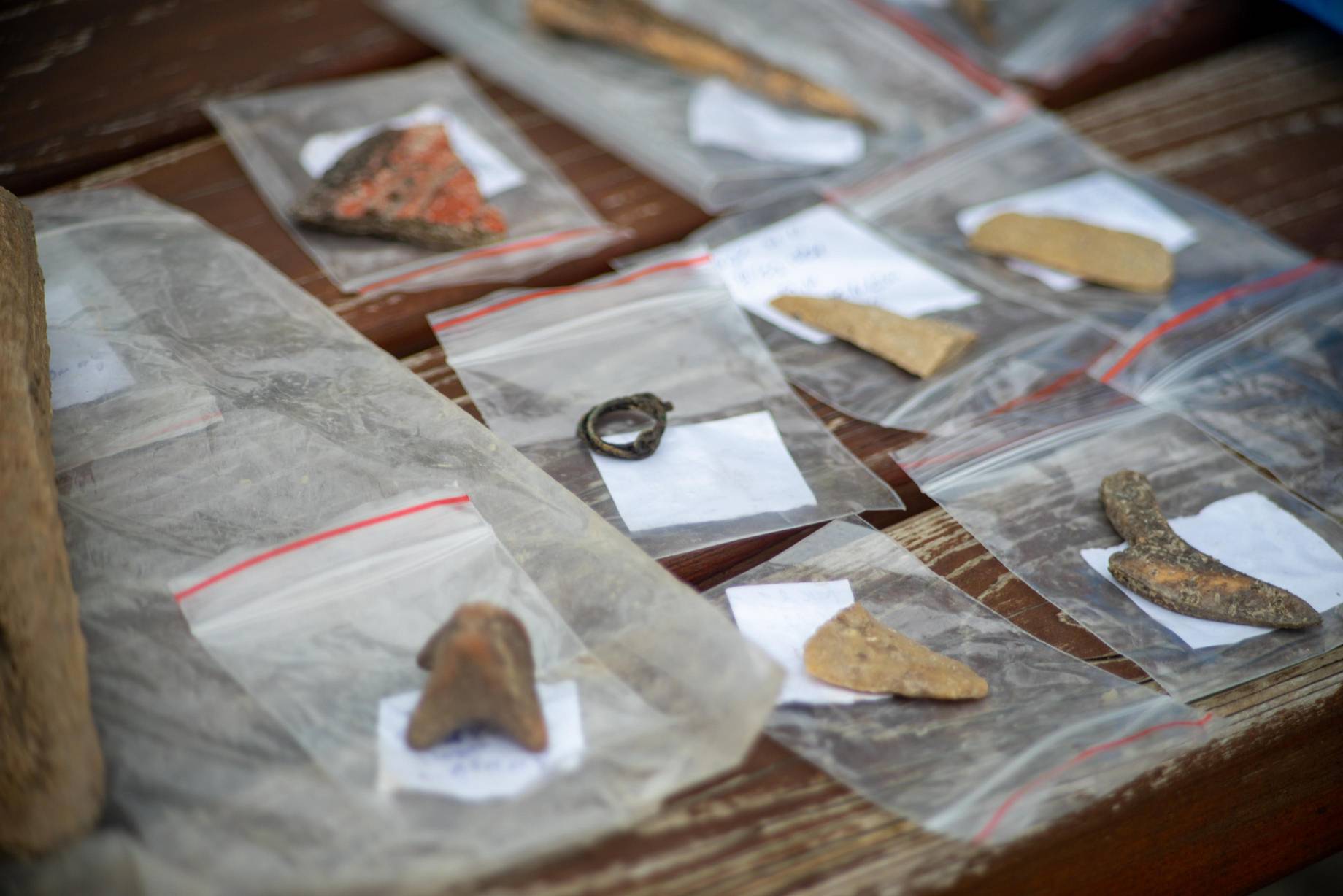 Намерени са множество предмети с белези на археологически обектиСлужители на