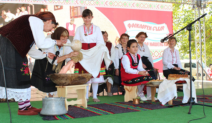 Традиционни български обичаи оживяват в НовградЖители и гости на Новград