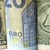 Доларът "догонва" еврото по стойност
