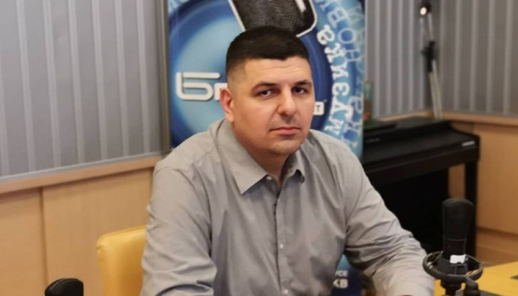 Депутатът от "Демократична България" изказа мнение, че България ще тръгне в по-добра посока, когато в затвора влязат две правителства