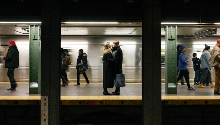 Изложбата „In transit – портрети от нюйоркското метро“ на Делян