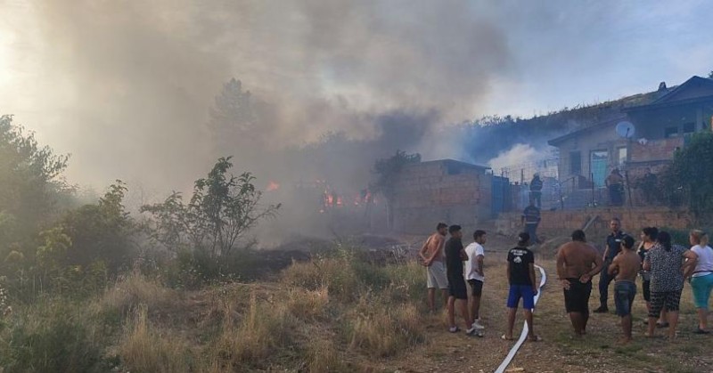 Пожар гори в местността "Зайчева поляна" в Стара Загора, предаде