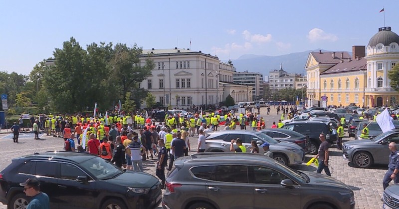 Пътните фирми отново излизат на протестПред Народното събрание недоволните разпъват