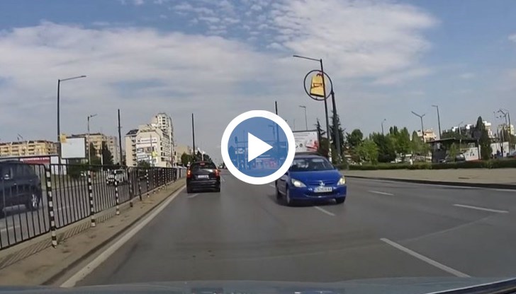 Видео нагледно показва как френското возило се движи по средата на трилентовия път