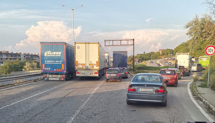 Шофьори чакат по 20 часа за "Дунав мост", тирове блокират