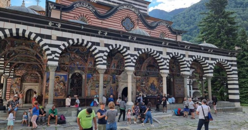 Хиляди миряни и туристи посетиха Рилския манастир за Голяма БогородицаВ