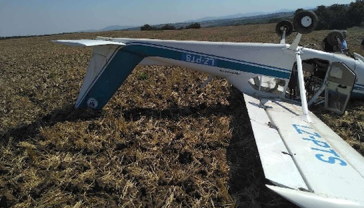 Пилотът е настанен в болница Малък самолет се разби край