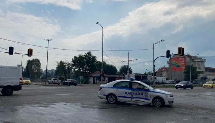 Има само материални щетиЛек автомобил удари полицейска кола на кръстовището на ул. Житница“ и бул. Никола Мушанов“При