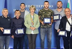Българските състезатели спечелиха два сребърни медалаМинистърът на младежта и спорта Весела