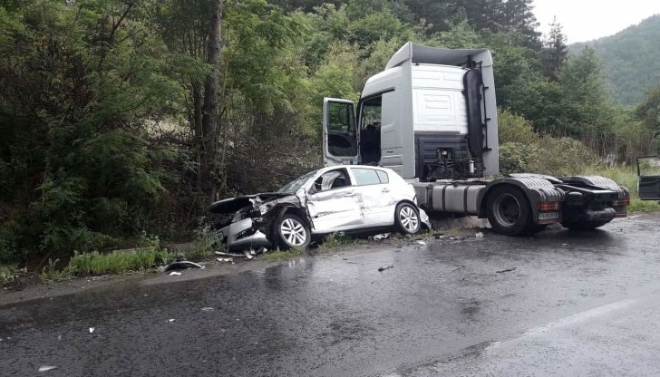 Четири момчета пострадаха, след като 19-годишен шофьор се удари в автобус на пътя за Гърция