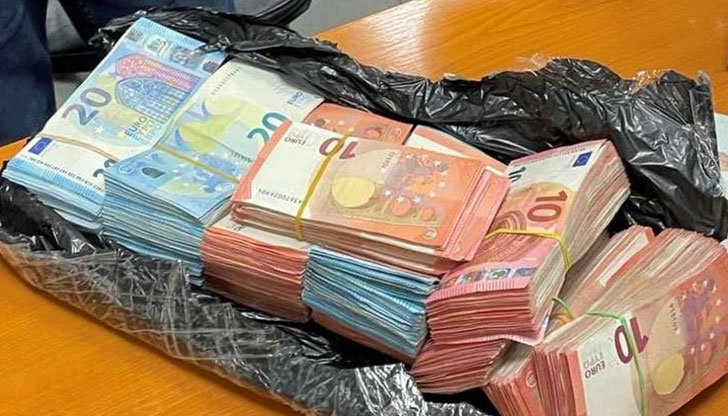 Служители на ТД Митница Русе открили валутата в рамките на едно
