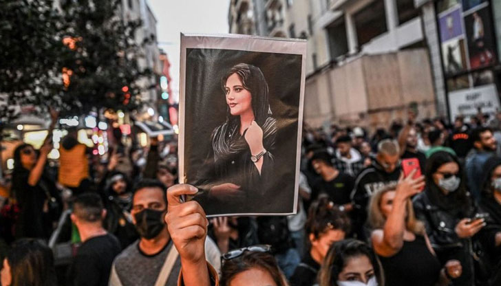 Смъртта на 22-годишната жена предизвика масови демонстрации в ИранМахса Амини, чиято