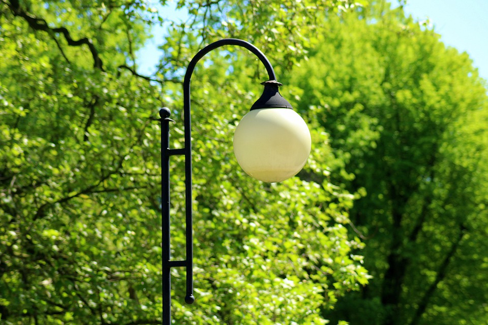 Парковите осветители ще бъдат сменени с нови декоративни фенери, става ясно от