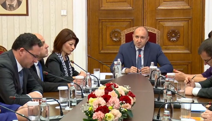 Започнаха консултациите при президентаПрезидентът Румен Радев започна консултации с парламентарно