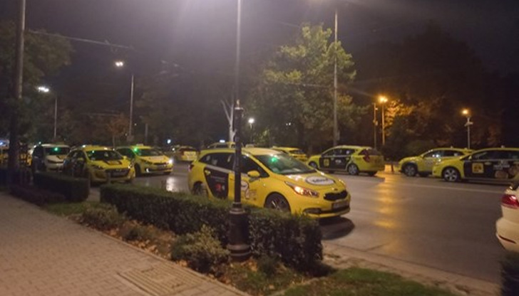 Негови колеги протестираха в София посред нощДесетки таксита блокираха Орлов
