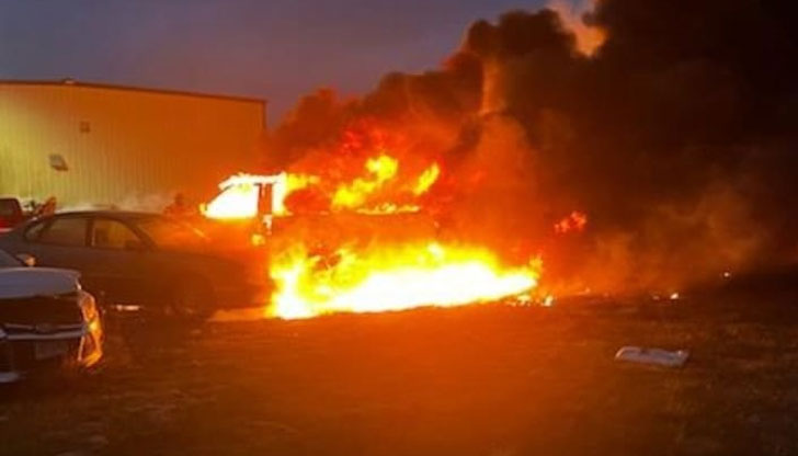 10-местната машина е излетяла от летището в КълъмбъсСамолет падна върху
