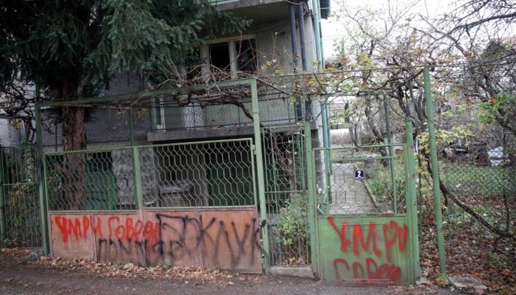 Вратите на имота на Захари Шулев са изписани с нецензурни надписи