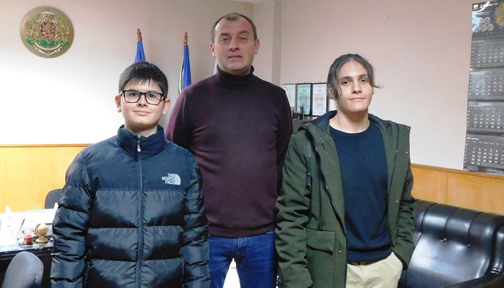 Павел Колев и Свилен Колев получиха благодарности от полицията и собственика на портфейла за достойната си постъпка