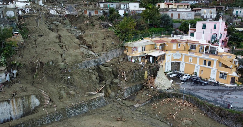 Правителството обяви извънредно положениеЖертвите на свлачището на италианския остров Иския