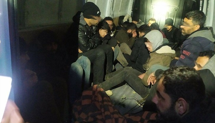 В микробуса са открити 20 чужденци, самоопределящи се за сирийциНезаконно
