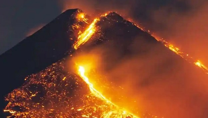 Той изхвърля пепел и камъниЗапочна да изригва най-големият активен вулкан