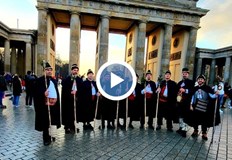 Те изпълниха обредни песни и коледарския ритуал пред Бранденбургска вратаБългарски