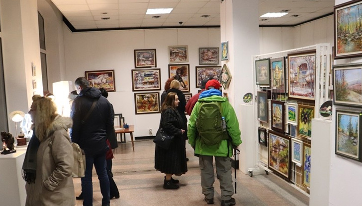 Експозицията представя близо 200 творби на 30 творци от регионаЗа