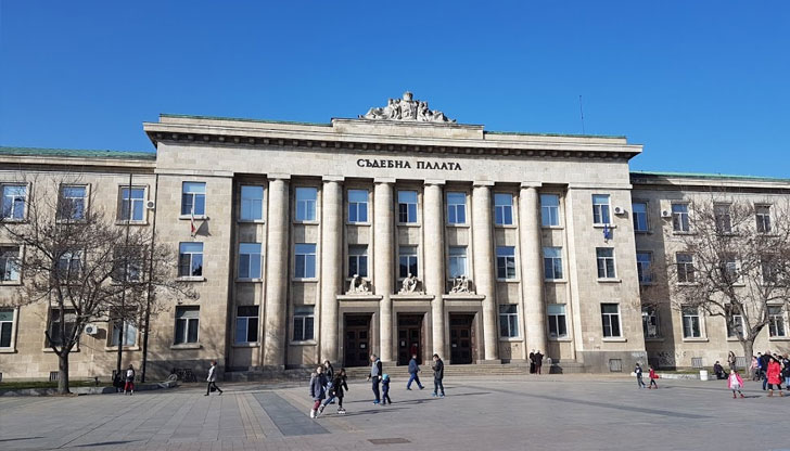 Двама твърдят, че не са знаели за укритите в колата