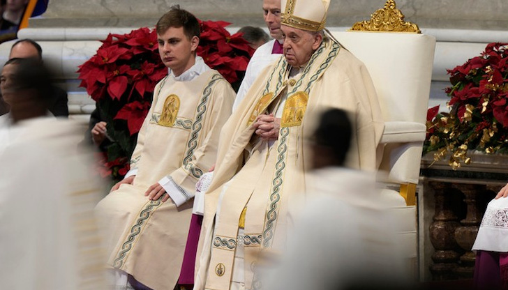 Франциск изглеждаше уморен и седеше с наведена главаПапаФранциск се помоли