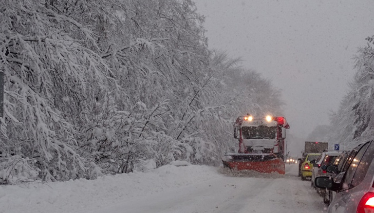 20 снегопочистващи машини имат готовност да обработват районаНа прохода Предел