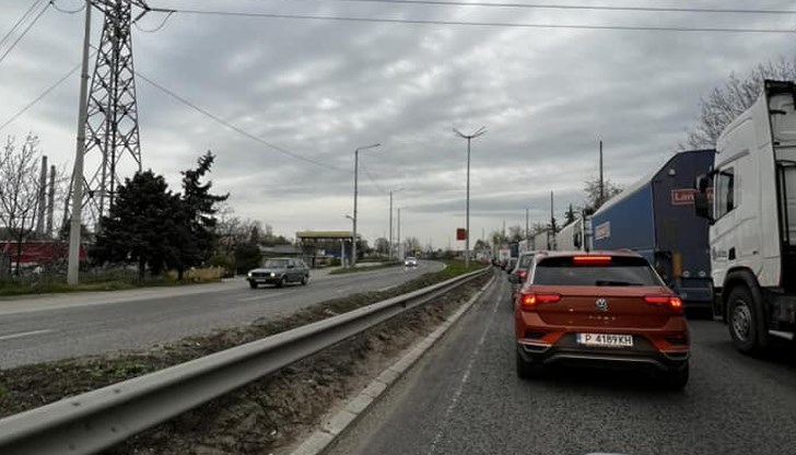 Шофьори съобщават, че тапата продължава след разклона за Николово