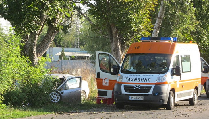 Автомобилът на 55-годишния мъж се заби в дърво