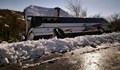Автобус падна върху къща във Врачанско