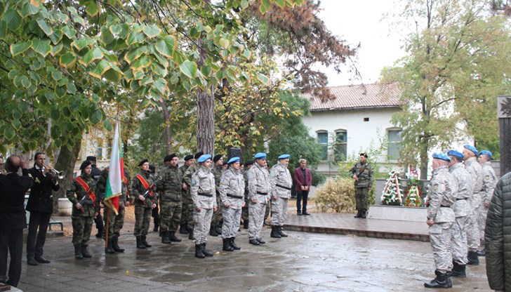 Церемонията се състоя пред Мемориала на загиналите във войните за национално обединение русенци
