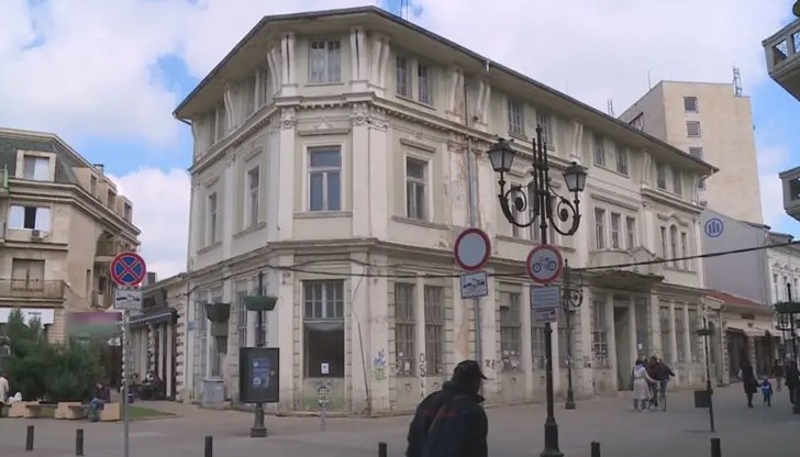 Русенци със съжаление коментират състоянието на сградата