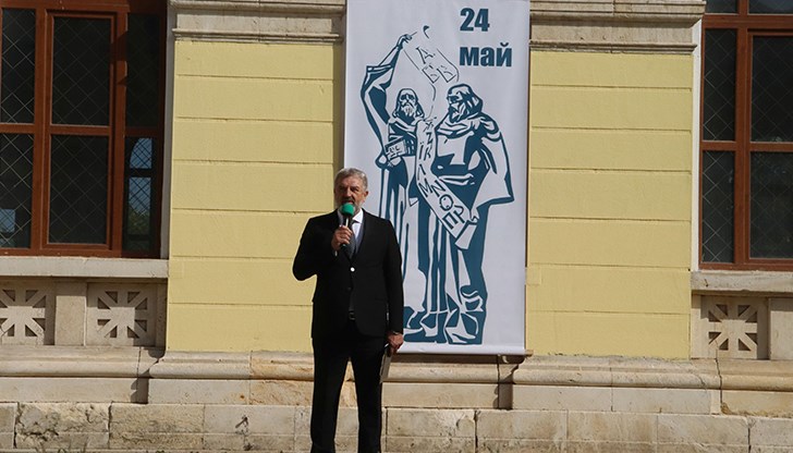Областният управител на Русе Драгомир Драганов посети СУ „Христо Ботев“ по случай 24 май