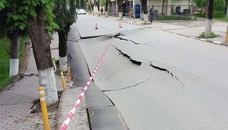 Улицата е пропаднала от циркулираща под основите ѝ вода