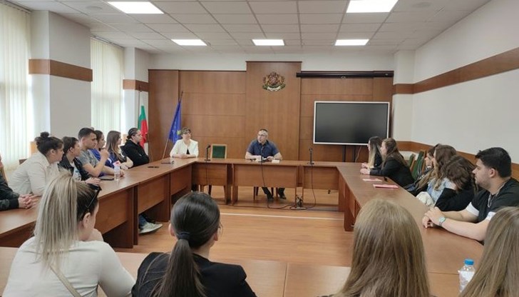 Двуседмичните практически занятия стартираха днес със среща-разговор със съдия Ивайло Йосифов