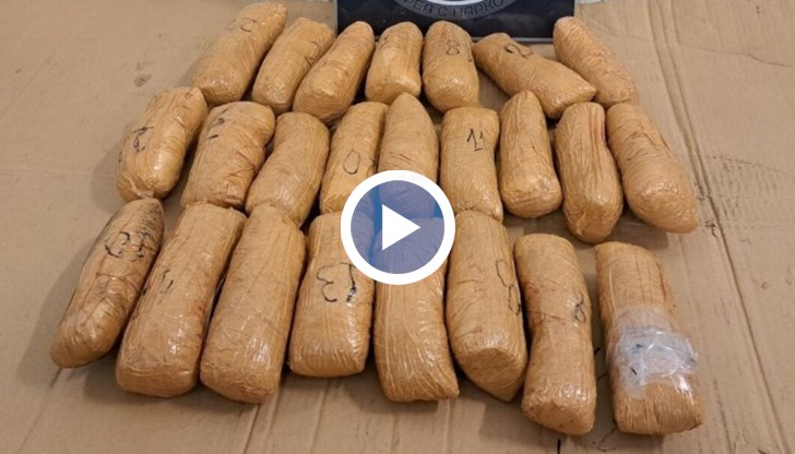 Наркотиците са били укрити в тайници в праговете на лек автомобил с българска регистрация