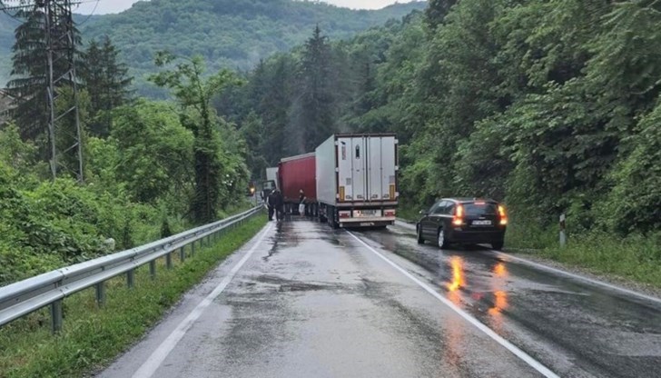 Пътят беше временно затворен за движение заради верижна катастрофа