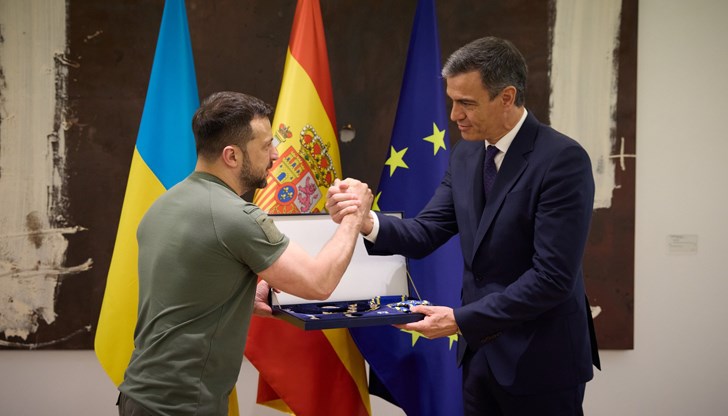 Украинският президент вчера договори 1 милиард евро за танкове и зенитни ракети при посещението си в Испания