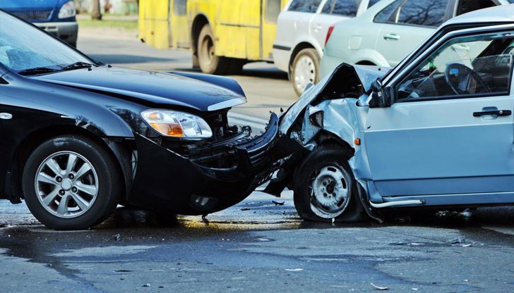 Два леки автомобила, шофирани от жени, се удариха на кръстовище