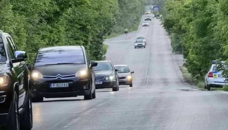 Кола се обърна по таван и излезе извън платното