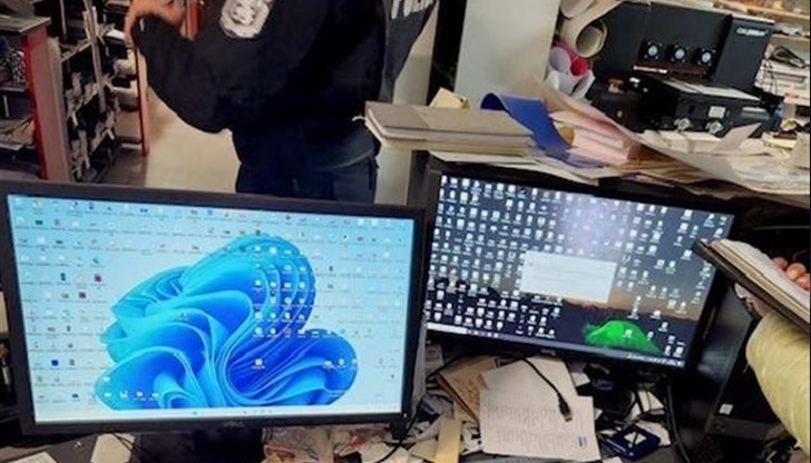 Полицаите са установили компютърна конфигурация, съдържаща файлове със снимки на документи