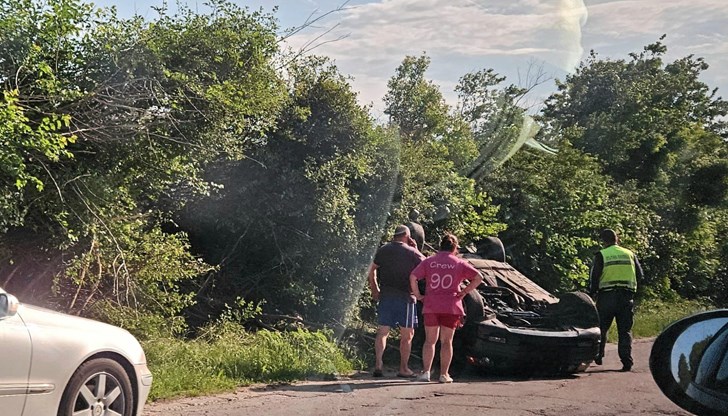 Кола се обърна по таван