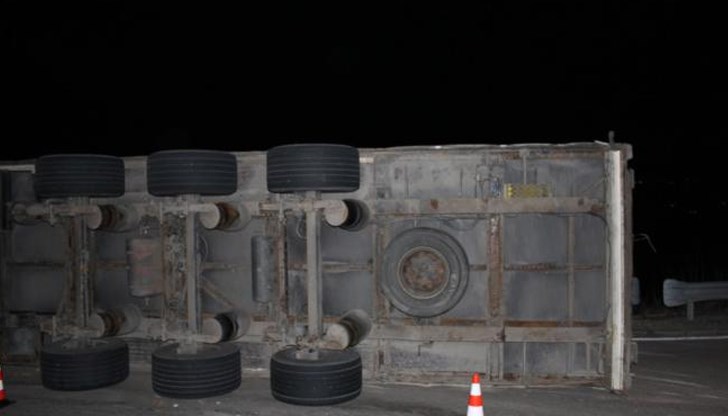 Товарният автомобил е катастрофирал в района на кръговото движение при Мост на Колю Фичето